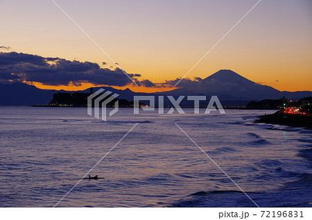 稲村ヶ崎から夕景の江の島と富士山を望む 72196831