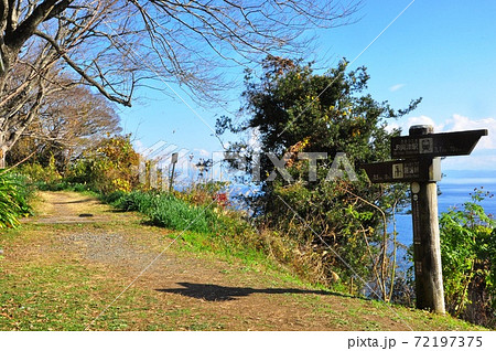 薩埵峠（さった峠）ハイキングコース　道しるべと駿河湾 72197375