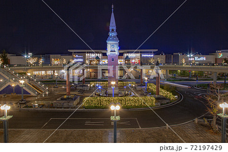 JR倉敷駅北デッキから時計台を中心にバスステーションの灯りを夜景で撮る 72197429