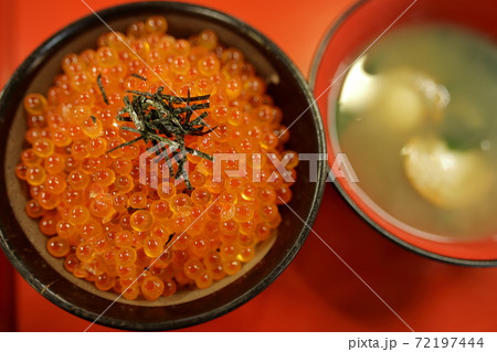 八戸の市場で瓶いくらを食べる 八戸の市場で瓶いくらを食べる 72197444