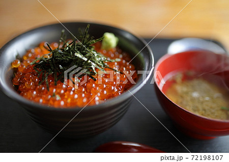 鯵ヶ沢町の絶品のいくら丼に舌鼓 72198107