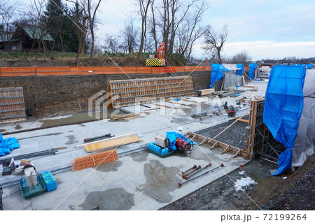 水路工事現場 72199264