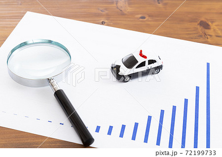 パトカーとグラフ 72199733