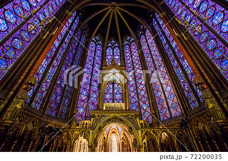 Altar in the upper chapel in Sainte Chapelle. Sainte Chapelle is one of the most beautiful and tourist visited landmark in Paris. Altar in the upper chapel in Sainte Chapelle. Sainte Chapelle is one of the most beautiful and tourist visited landmark in Paris. 72200035