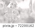 球体の綺麗なクリスマスオーナメント　白黒　水彩画風 72200162