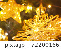 クリスマスイメージ　キラキラと煌めく雪の結晶のオーナメント　電球色　水彩画風 72200166