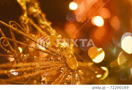 クリスマスイメージ　キラキラと煌めく雪の結晶のオーナメント　電球色　水彩画風 72200169