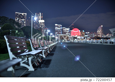 夜の山下公園のベンチ 72200457