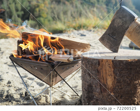 ソロキャンプで薪割焚火 ソロキャンプで薪割焚火 72200525