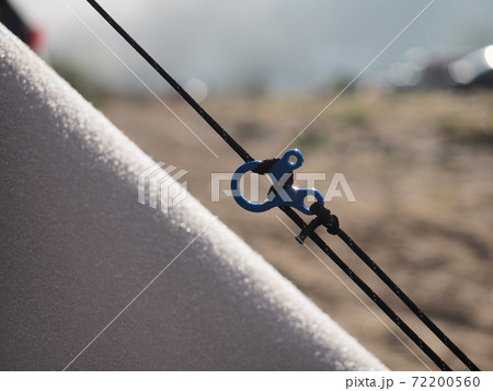 タープ設営　ロープと自在金物のイメージ画像 72200560