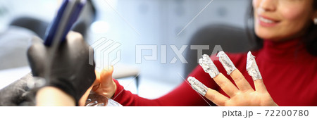 Client do manicure in salon. Client do manicure in salon. 72200780