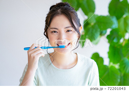 歯みがきをする若い女性 72201043