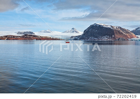 Glacier and mountains in Svalbard islands, Norway Glacier and mountains in Svalbard islands, Norway 72202419