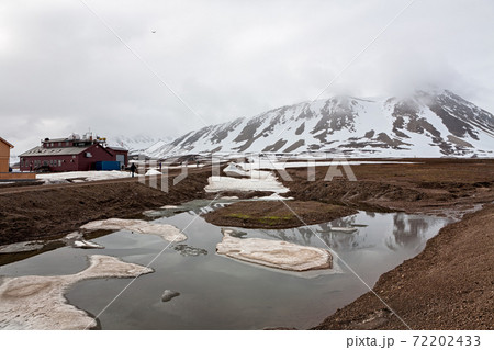 Snowy mountains and meteorological station in Ny Alesund, Svalbard islands Snowy mountains and meteorological station in Ny Alesund, Svalbard islands 72202433