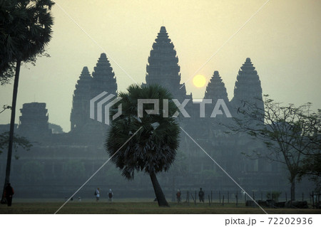 CAMBODIA SIEM REAP ANGKOR WAT TEMPLE SUNRISE 72202936