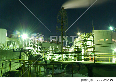 近未来の要塞のような工場 72204239