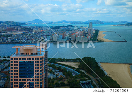 福岡タワーよりマリナタウン海浜公園方面の街並みを望む 都市風景 福岡タワーよりマリナタウン海浜公園方面の街並みを望む 都市風景 72204503