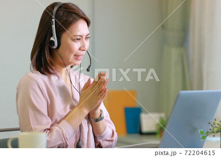 オンラインミーティング_悲痛な表情で謝る女性 オンラインミーティング_悲痛な表情で謝る女性 72204615