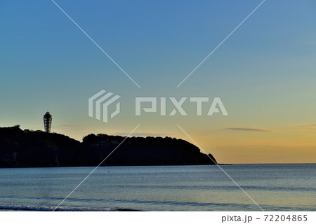 片瀬西浜海岸からの江の島の夕景 72204865
