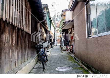 【飛騨高山の古い町並の裏路地】 72205578
