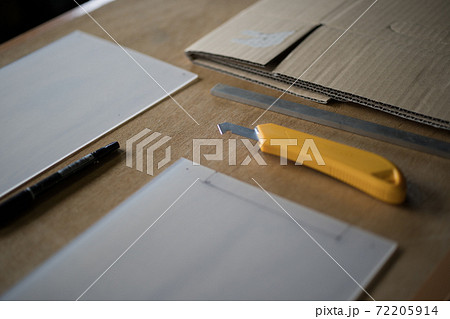 樹脂の切断作業 72205914