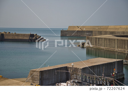 早春の親不知漁港 新潟県糸魚川市外波地区 早春の親不知漁港 新潟県糸魚川市外波地区 72207624