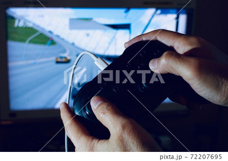 テレビゲームに夢中になる人 テレビゲームに夢中になる人 72207695