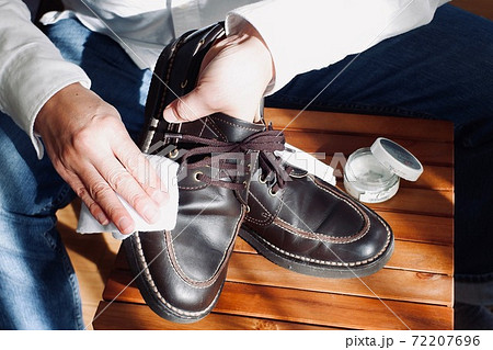 靴磨きをする人 72207696
