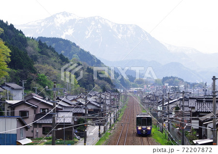 えちごトキめき鉄道　黒姫山を背に走る普通列車 72207872