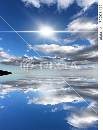 湖に反射する夏の青空と流れる雲の美しい背景のイラスト素材