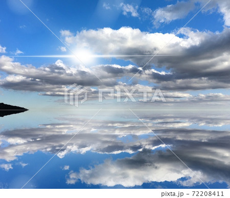 湖に反射する夏の青空と流れる雲の美しい背景のイラスト素材