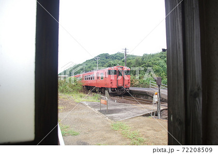 山陰本線黒松駅　トイレから鈍行を眺める 72208509