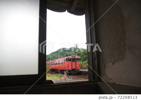 山陰本線黒松駅　トイレから鈍行を眺める2 72208513
