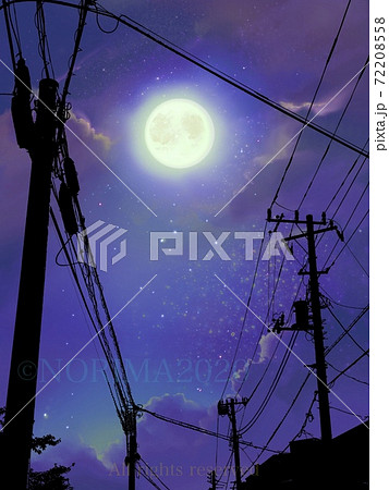 夜空に美しく輝く満月と流れる雲と下から見た電柱のシルエットのイラスト素材