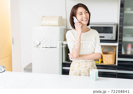 キッチンで電話をする女性 キッチンで電話をする女性 72208641