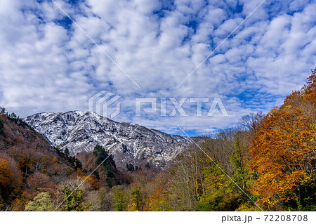 初冬の山岳地帯と残る紅葉 初冬の山岳地帯と残る紅葉 72208708
