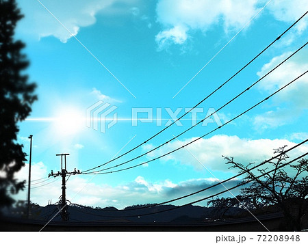 山の頂上から見た青空の景色と輝く太陽光と電信柱のシルエットのイラスト素材 7248
