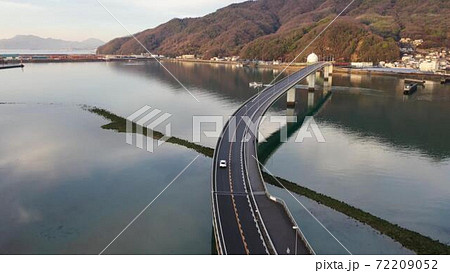 阿賀マリノ大橋を走行する自車をアクティブトラックで空撮 阿賀マリノ大橋を走行する自車をアクティブトラックで空撮 72209052