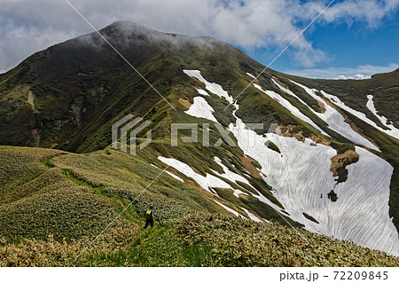 上越国境稜線縦走路を行く登山者と初夏の谷川連峰・オジカ沢の頭 上越国境稜線縦走路を行く登山者と初夏の谷川連峰・オジカ沢の頭 72209845