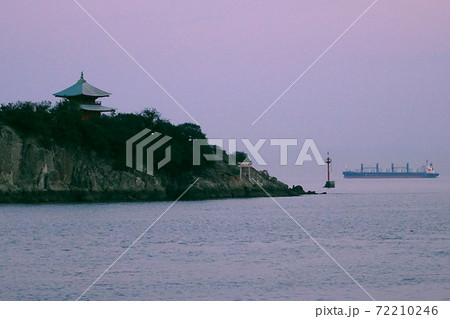 夜明けの弁天島と霞む船【瀬戸内海国立公園】/鞆の浦(広島県広島市) 夜明けの弁天島と霞む船【瀬戸内海国立公園】/鞆の浦(広島県広島市) 72210246