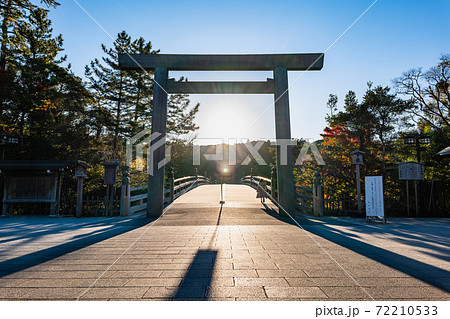 伊勢神宮 内宮 宇治橋鳥居から昇る朝日の写真素材