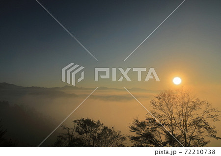 高千穂国見ヶ丘の雲海と朝日 高千穂国見ヶ丘の雲海と朝日 72210738