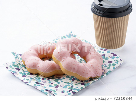 ピンクのドーナツとコーヒーの写真素材