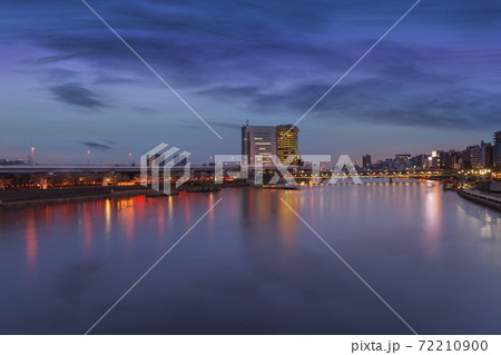 [東京・浅草] 隅田川を沿うマンションとアサヒビールホールと文京区役所のサンセット夜景 72210900