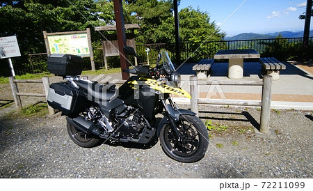 ツーリングスポットの奥多摩周遊道路の休憩所に停車中のV-strom250 ツーリングスポットの奥多摩周遊道路の休憩所に停車中のV-strom250 72211099