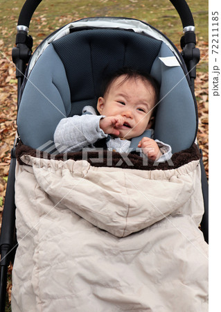 ベビーカーで泣く赤ちゃん ベビーカーで泣く赤ちゃん 72211185
