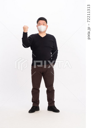 マスクをしたミドオルの男性 72211313