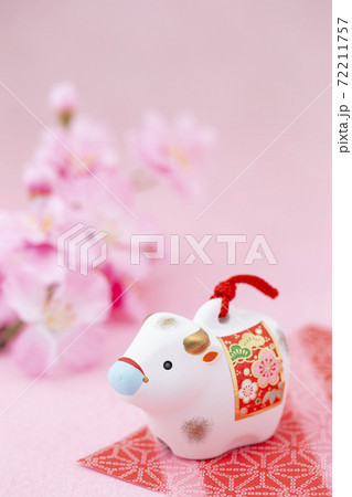 丑年の正月素材 丑年の正月素材 72211757