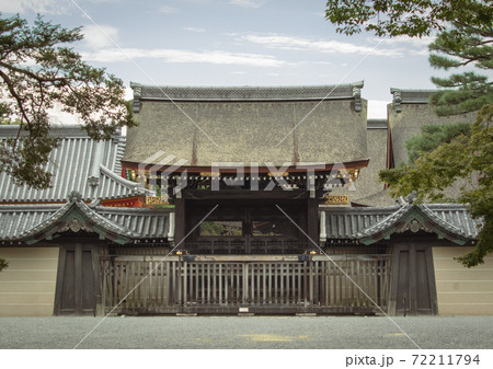 京都御所の朔平門 72211794