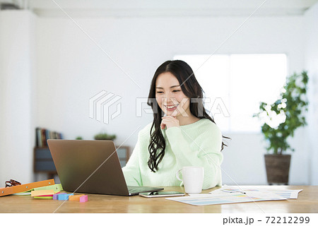 若い女性 テレワーク リモートワーク 若い女性 テレワーク リモートワーク 72212299